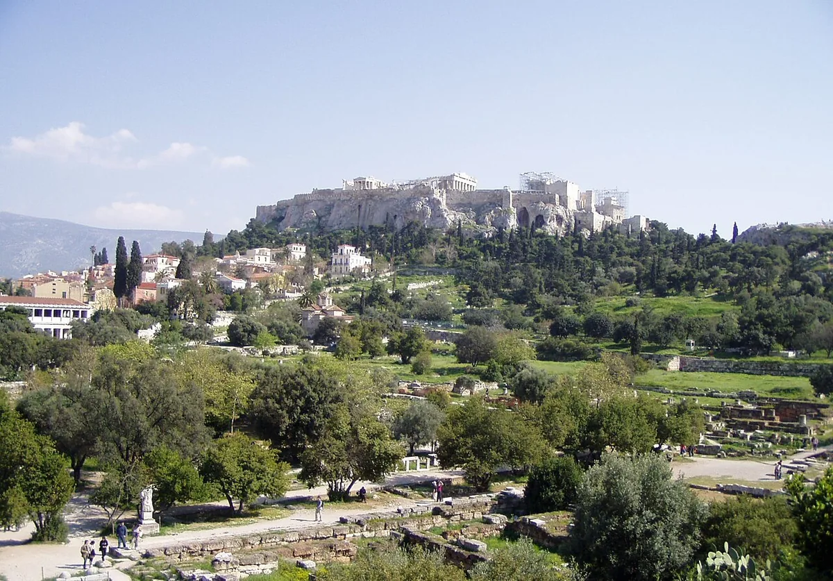 Vue de l’Agora antique d’Athènes avec les vestiges archéologiques et l’Acropole en arrière-plan