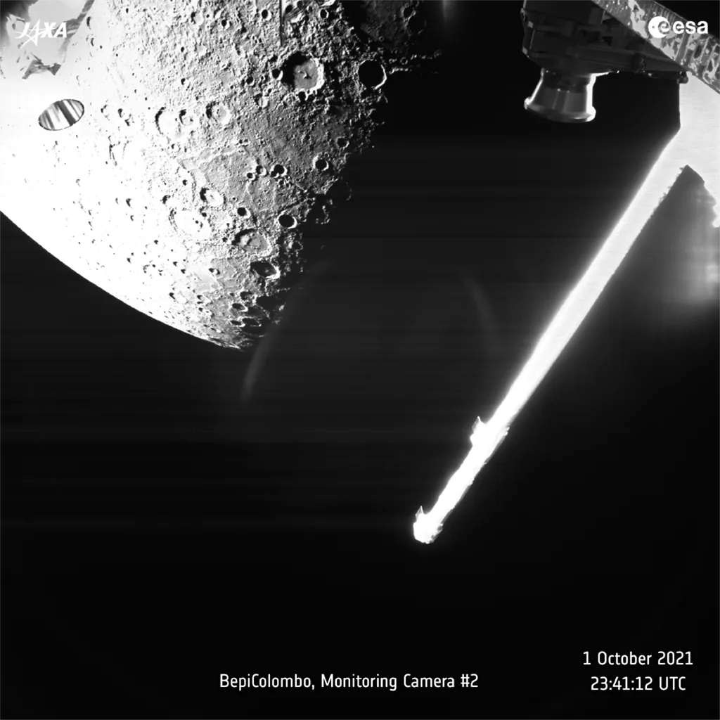 Vue d'artiste de la sonde BepiColombo approchant de la planète Mercure, panneaux solaires déployés devant la surface cratérisée