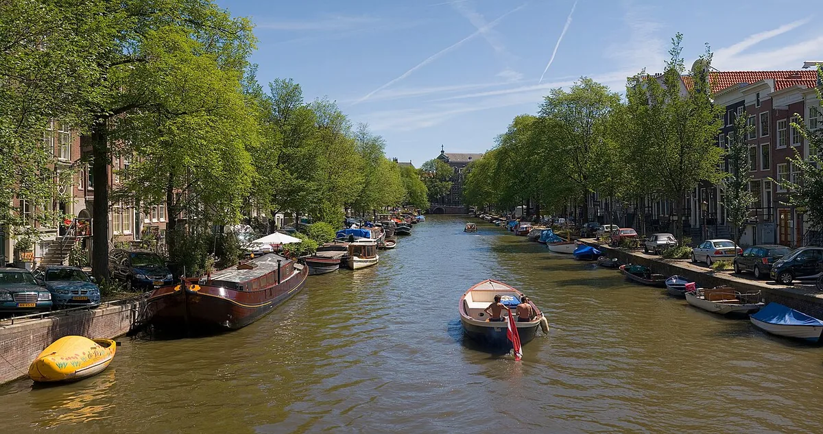 Vue de la ceinture de canaux concentriques d'Amsterdam avec ses maisons à pignon, classée au patrimoine mondial de l'UNESCO