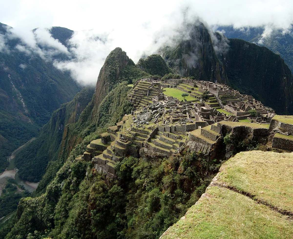 Vue classique du site inca du Machu Picchu perché dans les Andes avec le Huayna Picchu en arrière-plan