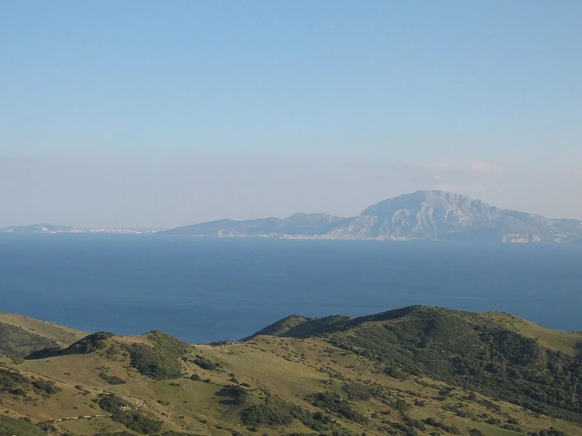 Vue du détroit de Gibraltar depuis les hauteurs de Tarifa en Espagne, côtes marocaines visibles au loin de l'autre côté de l'eau