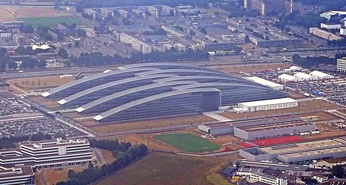 Vue d'ensemble du complexe du siège de l'OTAN à Bruxelles avec ses ailes vitrées entrecroisées