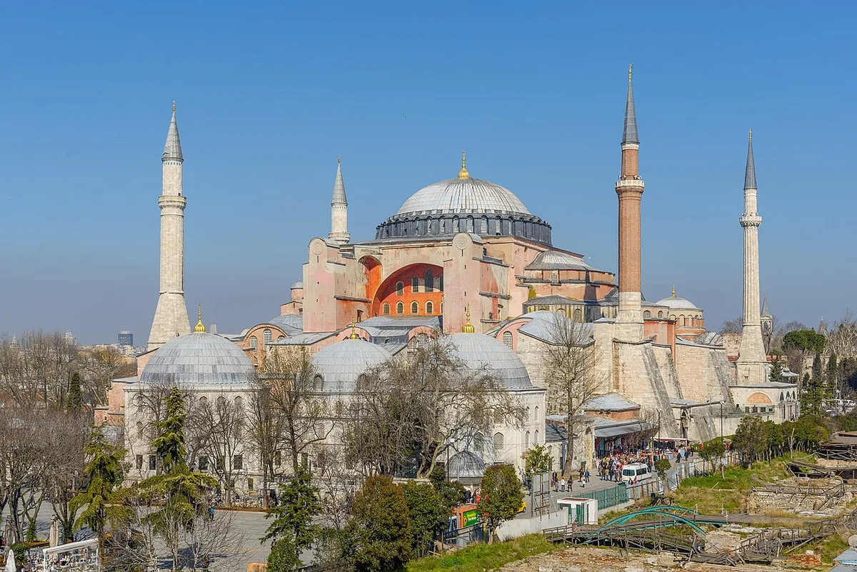 Vue extérieure de Sainte-Sophie à Istanbul avec ses quatre minarets, photographie primée sur Wikimedia Commons