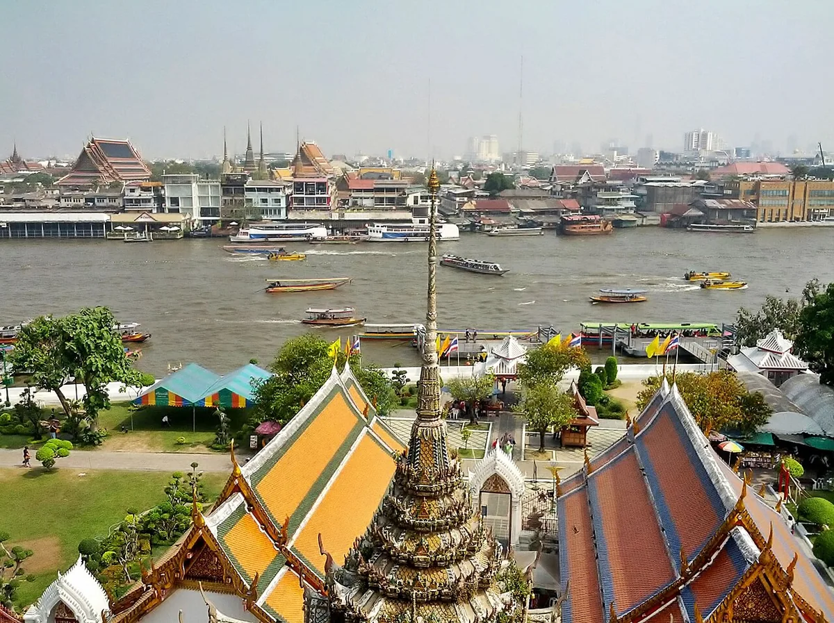 Vue du fleuve Chao Phraya traversant Bangkok avec ses tours modernes en arrière-plan
