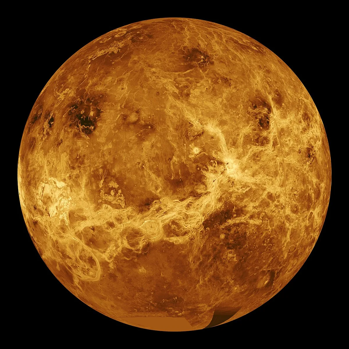 Vue globale de Vénus reconstituée par radar, surface orangée sous une atmosphère opaque