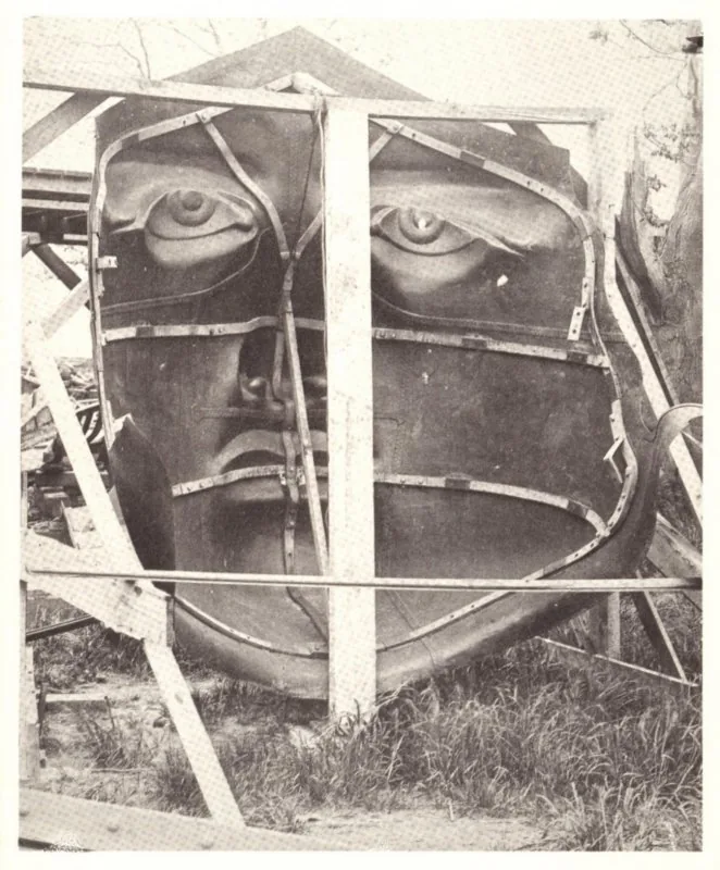 Vue de l'intérieur du visage de la Statue de la Liberté avant assemblage montrant l'armature de fer