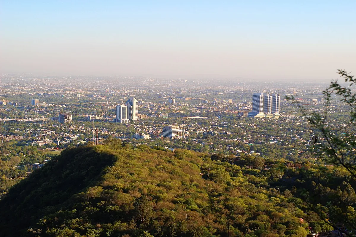 Vue d'Islamabad depuis les collines de Margalla, montrant l'organisation régulière de la ville planifiée en secteurs