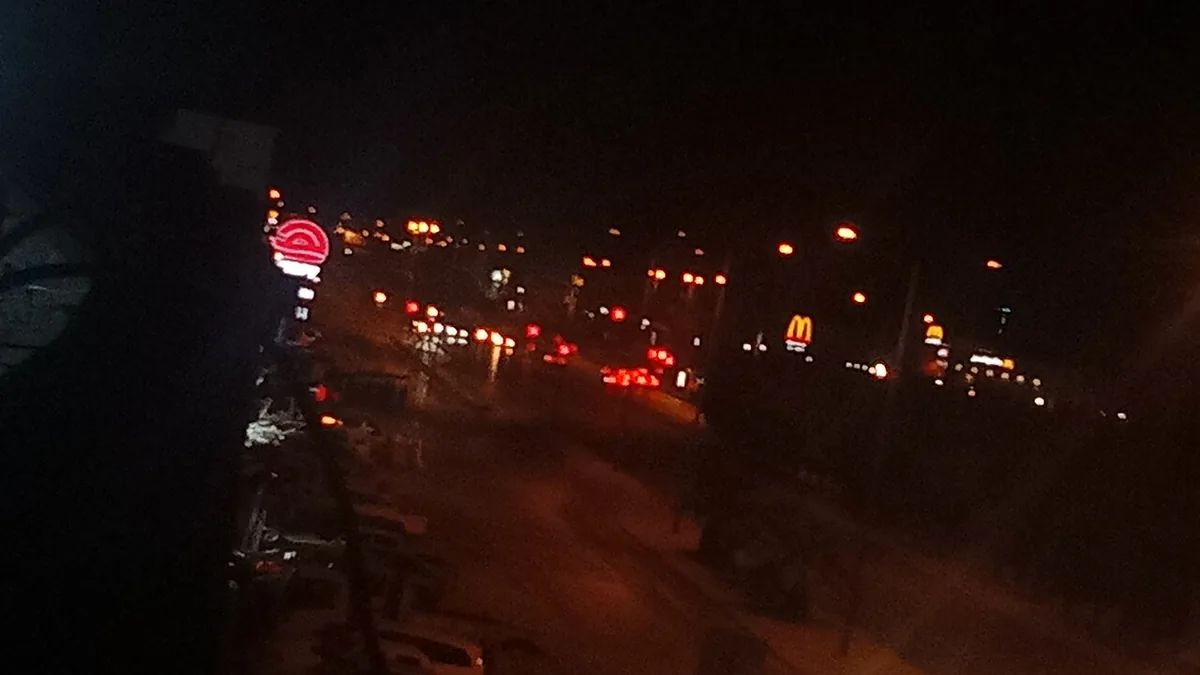 Vue nocturne de Riyad illuminée, capitale saoudienne en pleine transformation Vision 2030