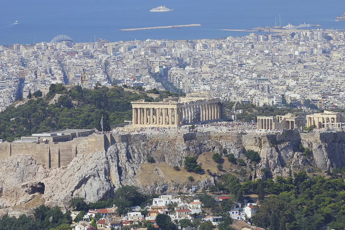 Vue panoramique d’Athènes avec l’Acropole dominant la ville depuis le mont Lycabette