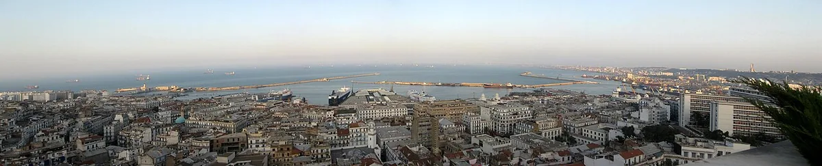 Vue panoramique de la baie d'Alger et de son littoral méditerranéen, décor du roman