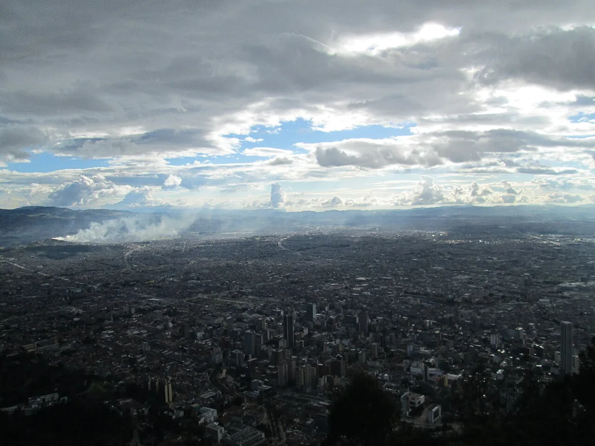 Vue panoramique de Bogotá s'étendant sur l'altiplano, photographiée depuis le sommet du cerro de Monserrate
