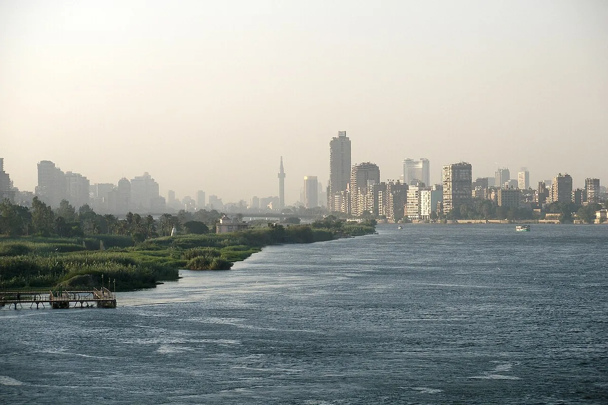 Vue panoramique du Caire, capitale de l'Égypte, avec ses immeubles denses et le Nil au premier plan