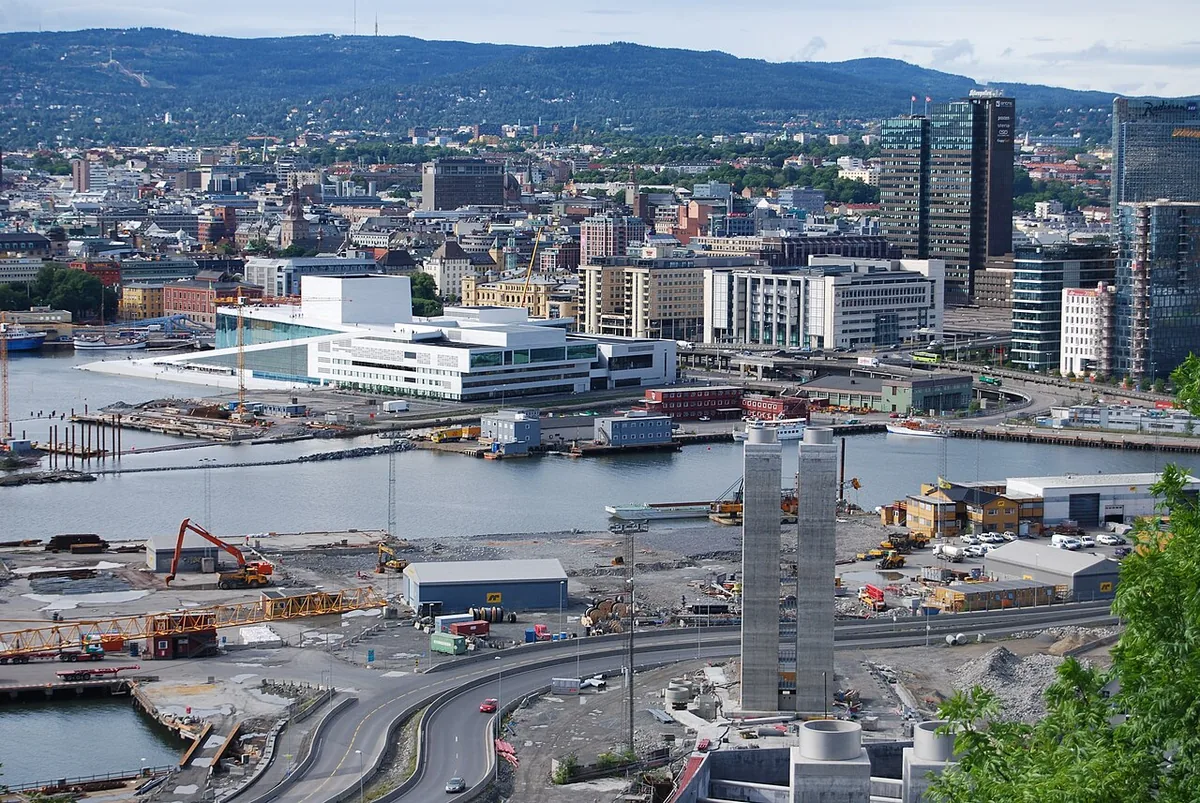 Vue panoramique du fjord et de la ville d'Oslo depuis les hauteurs d'Ekeberg, lieu de la scène du Cri
