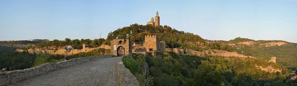 Vue panoramique de la forteresse médiévale de Tsarevets à Veliko Tarnovo, ancienne capitale du Second Empire bulgare
