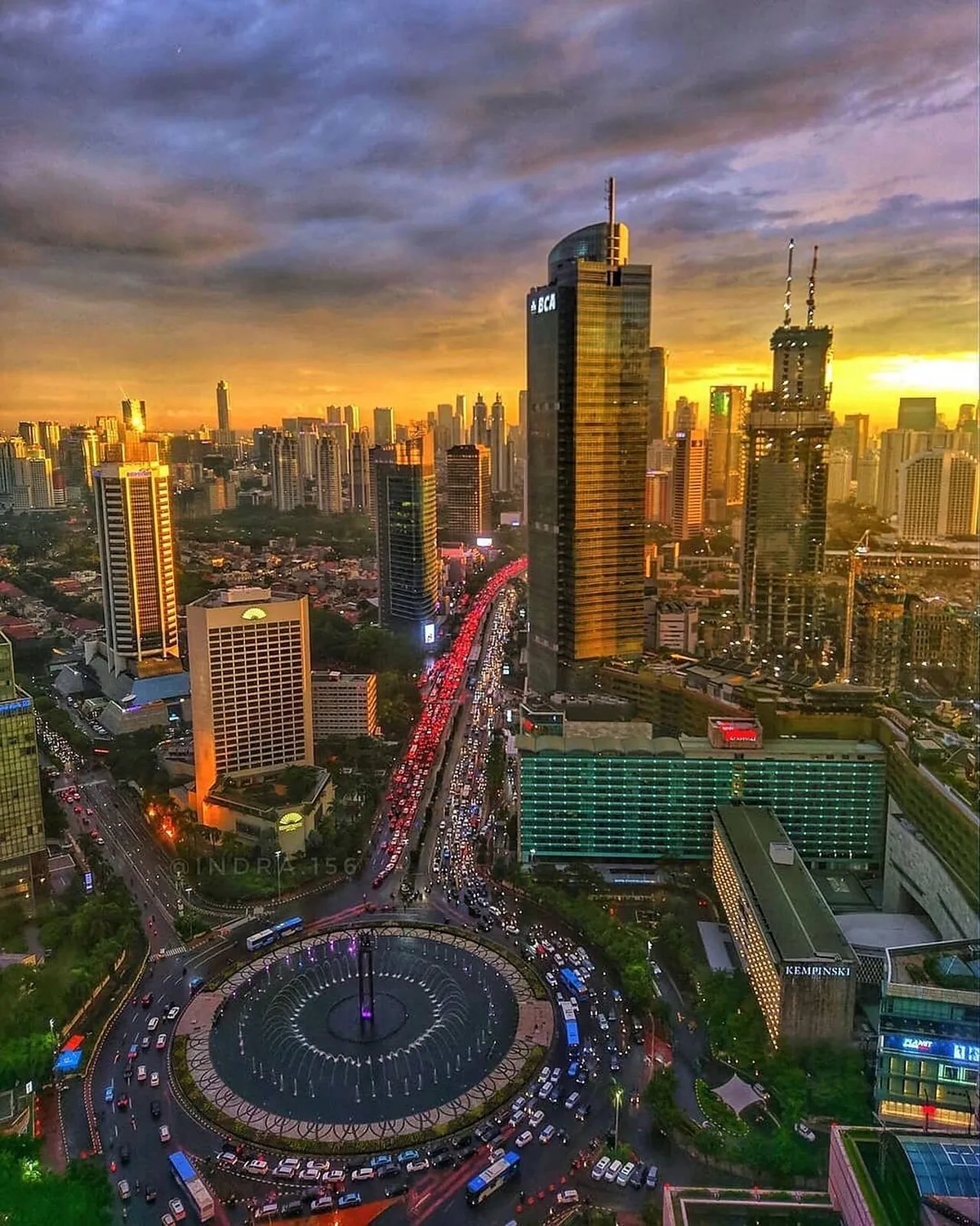 Vue panoramique des gratte-ciel du quartier d'affaires de Jakarta à l'heure dorée, capitale de l'Indonésie sur l'île de Java