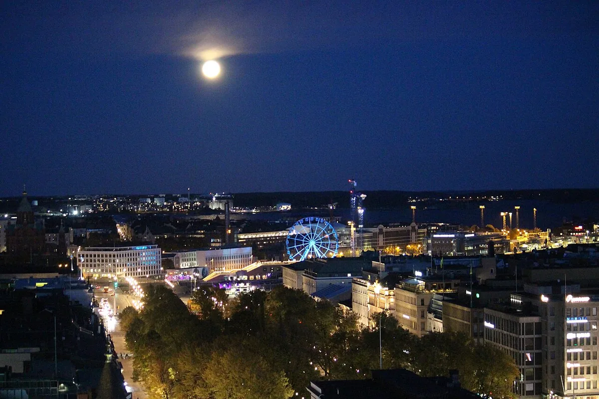 Vue panoramique de la ligne d'horizon d'Helsinki avec la cathédrale et le front de mer sur la Baltique
