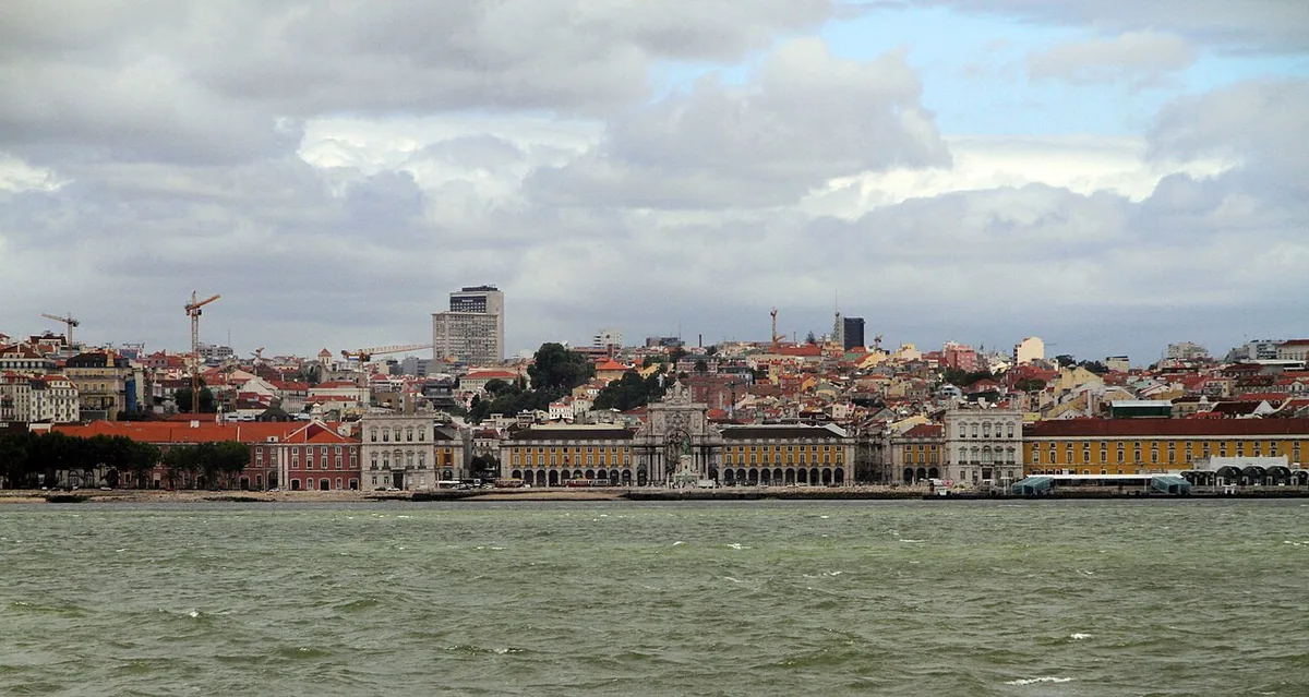Vue panoramique de Lisbonne depuis le Tage avec la Praça do Comércio et les collines