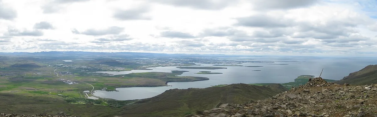 Vue panoramique de Reykjavík sur la baie de Faxaflói depuis le mont Esja, capitale de l'Islande