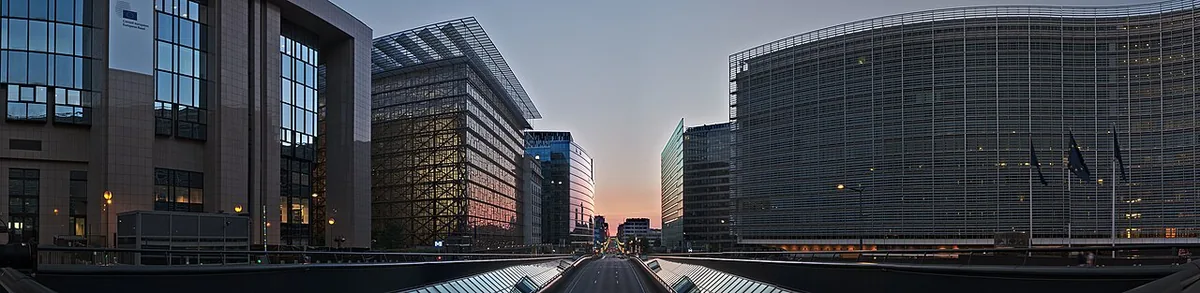 Vue panoramique de la rue de la Loi et du quartier européen de Bruxelles avec le Berlaymont et le bâtiment Europa alignés