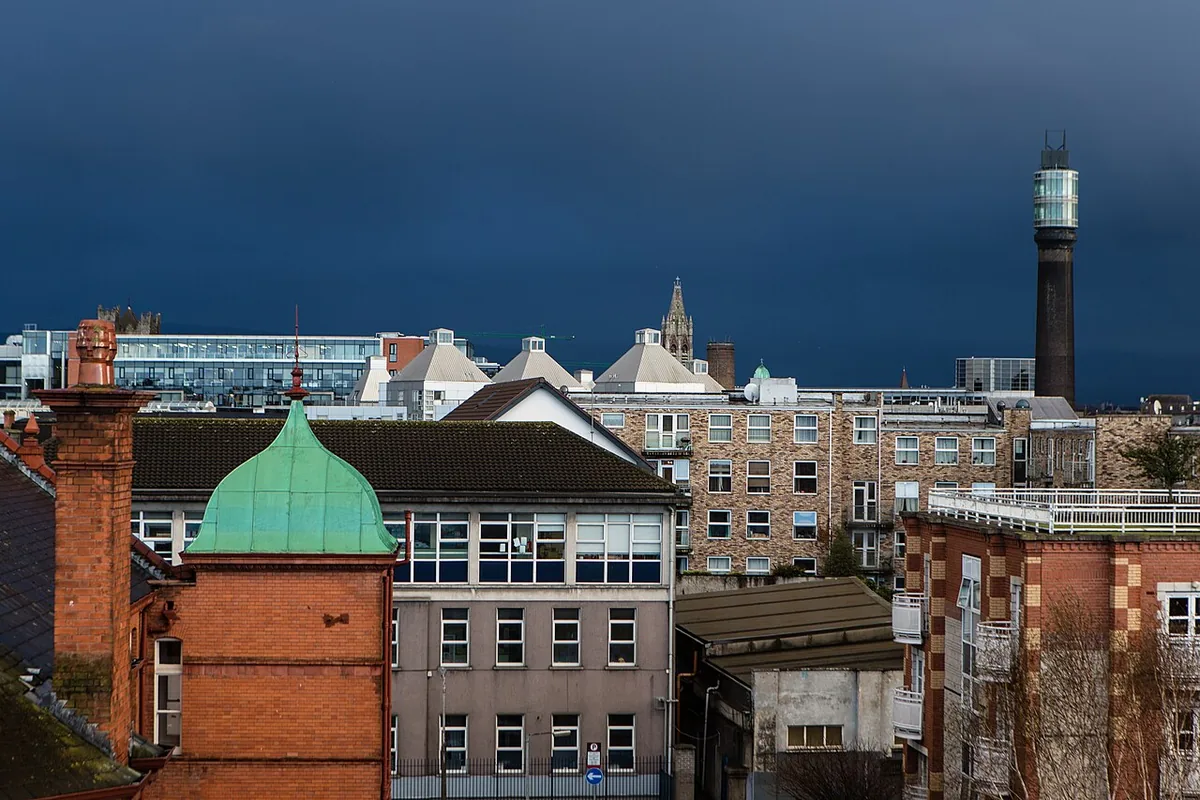 Vue panoramique des toits de Dublin depuis les hauteurs, ville dense de la côte est irlandaise