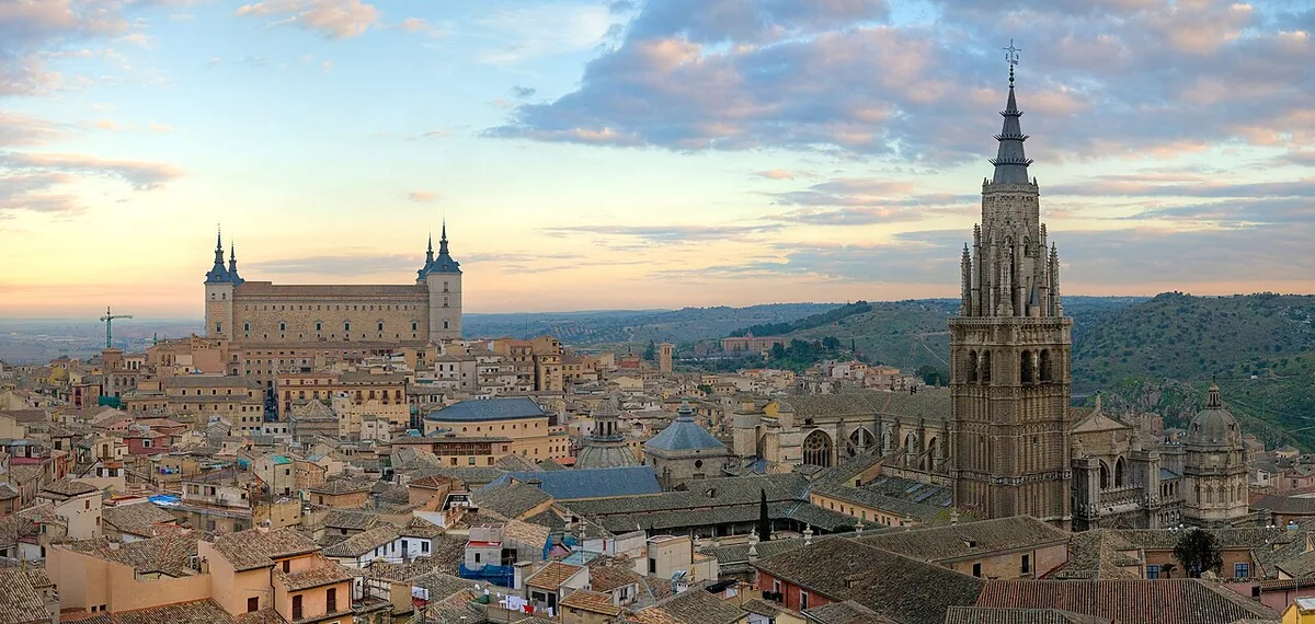 Vue panoramique de Tolède en Espagne, ancienne capitale wisigothe dominée par son Alcazar et sa cathédrale
