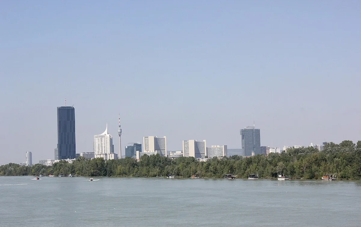 Vue panoramique de Vienne depuis Donaumarina avec skyline moderne et Danube