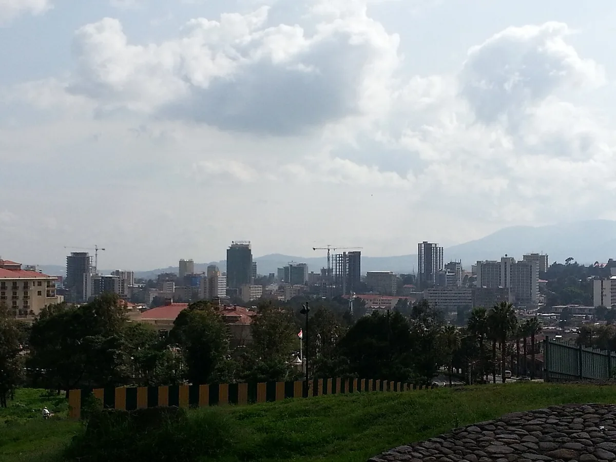 Vue panoramique de la ville d'Addis-Abeba, capitale de l'Éthiopie perchée en altitude