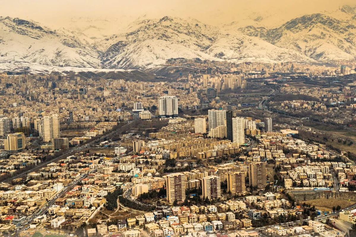 Vue panoramique de la ville de Téhéran, capitale de l'Iran, s'étendant jusqu'aux montagnes en arrière-plan