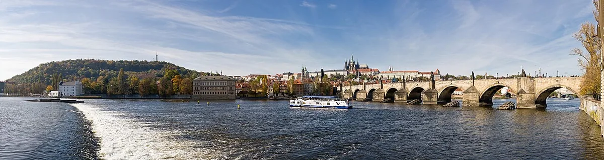 Vue panoramique de la Vltava, du pont Charles et du château de Prague