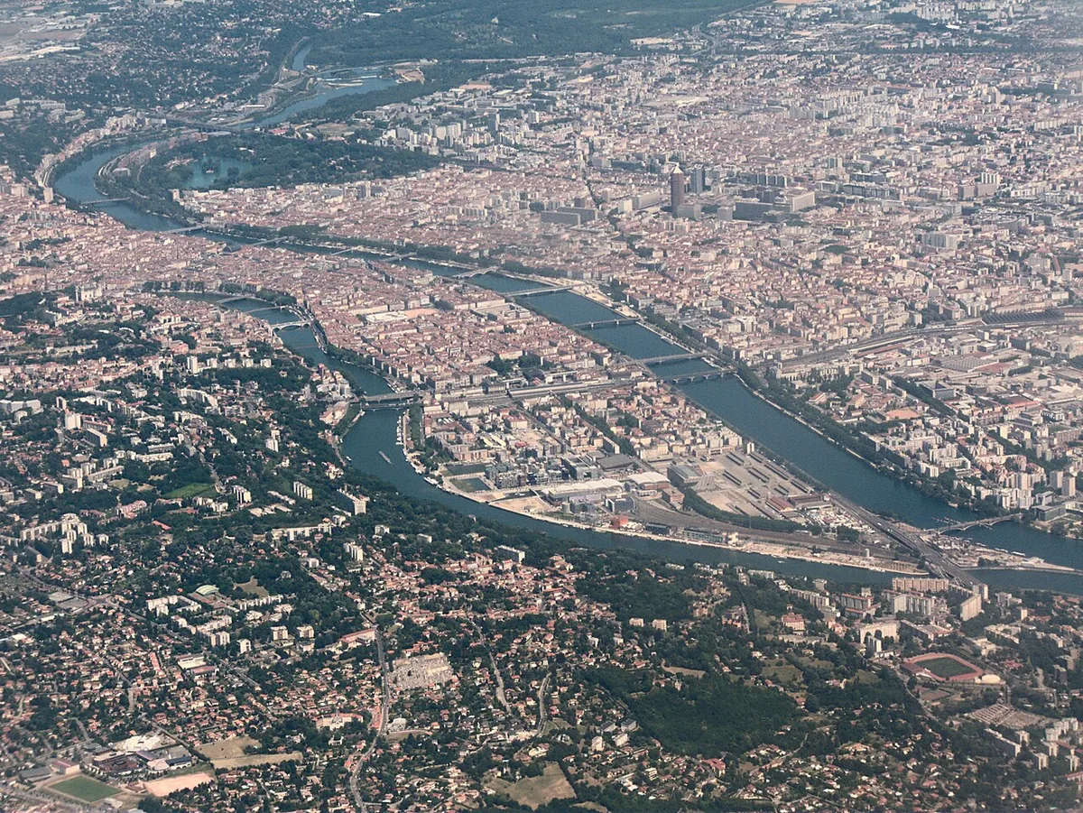 Vue de la Presqu’île de Lyon encadrée par le Rhône et la Saône