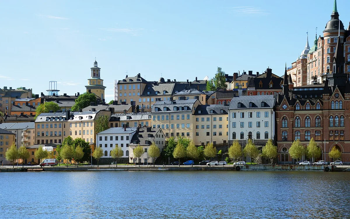 Vue du quartier de Mariaberget et des façades du centre de Stockholm au bord de l'eau