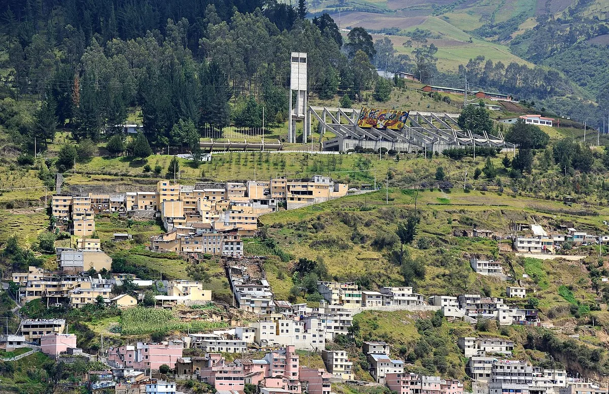 Vue de Quito depuis la colline El Panecillo, avec le centre urbain andin et les sommets environnants