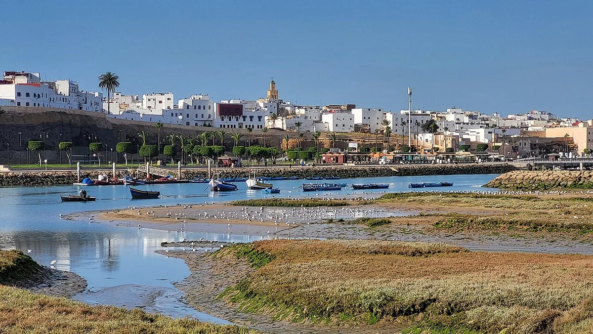 Vue de Rabat depuis Salé, le fleuve Bouregreg séparant les deux villes jumelles de la conurbation atlantique