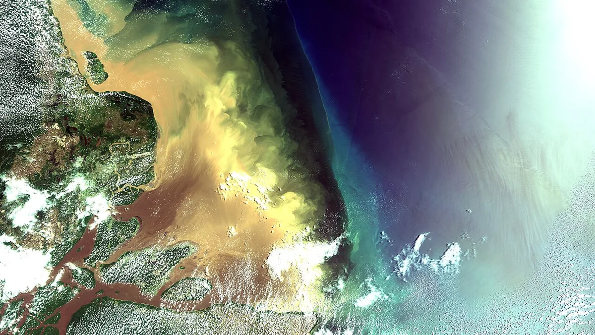 Vue satellite de l’embouchure de l’Amazone et de ses eaux chargées de sédiments dans l’Atlantique