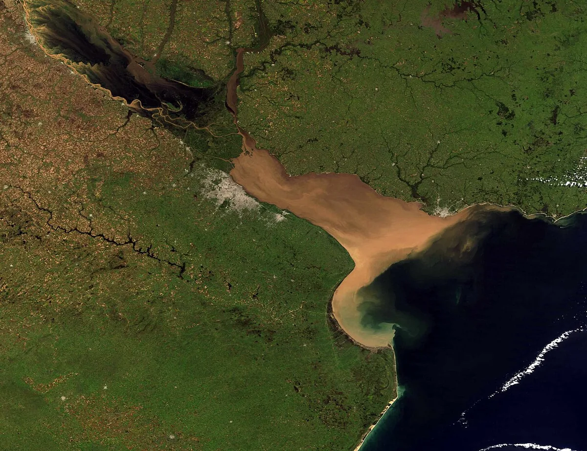 Vue satellite de l'estuaire du Río de la Plata chargé de sédiments, entre l'Argentine et l'Uruguay
