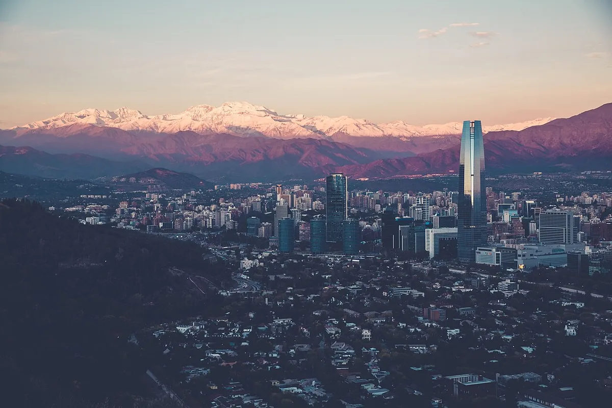 Vue de la skyline de Santiago du Chili avec les gratte-ciel de Sanhattan devant la cordillère des Andes enneigée