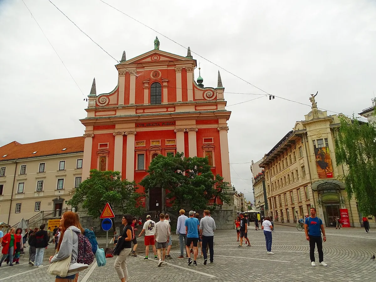 Vue urbaine de Ljubljana en Slovénie avec bâtiments du centre historique et relief environnant