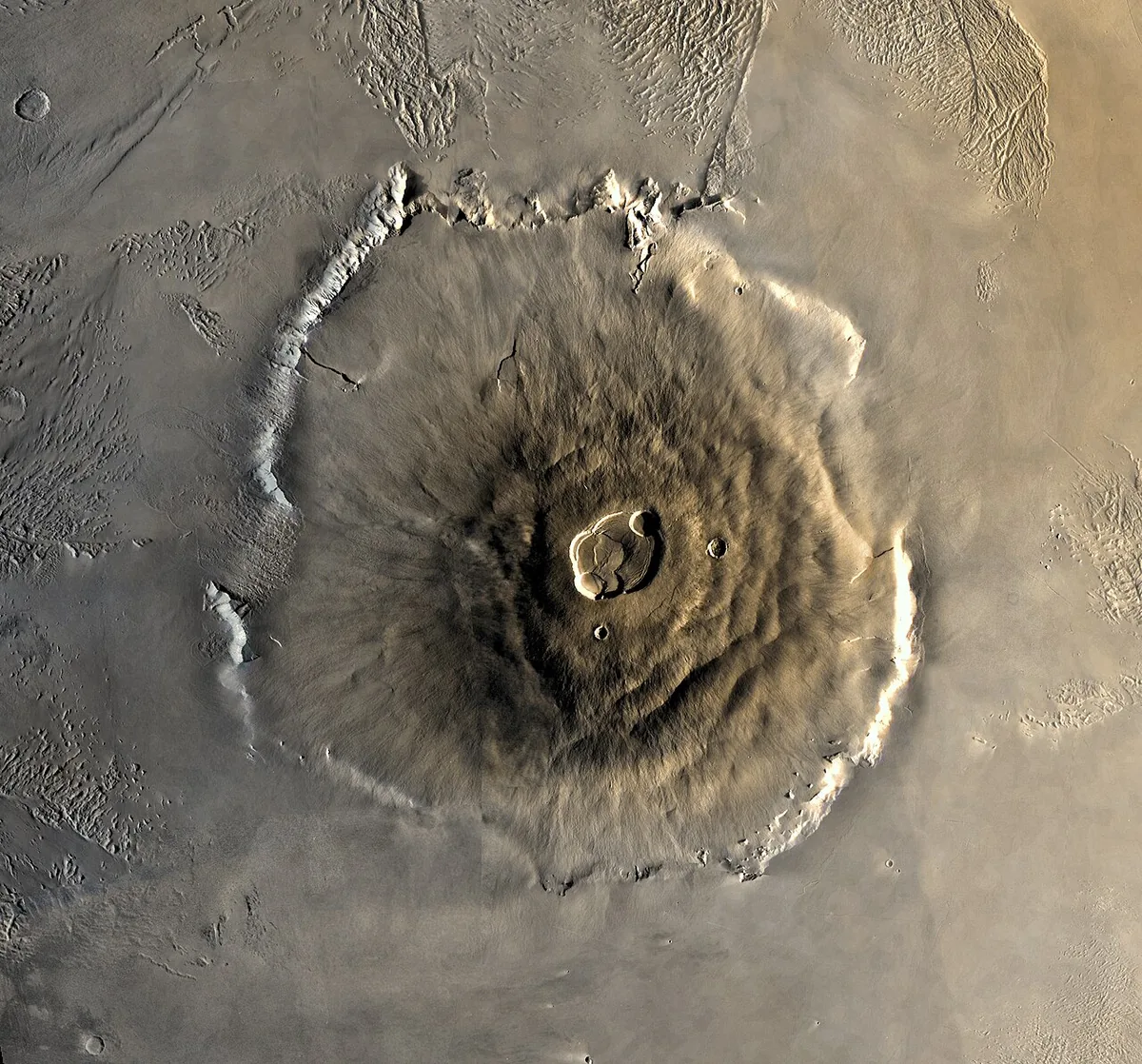 Vue du volcan Olympus Mons sur Mars, immense bouclier volcanique vu depuis l'orbite avec sa caldeira sommitale