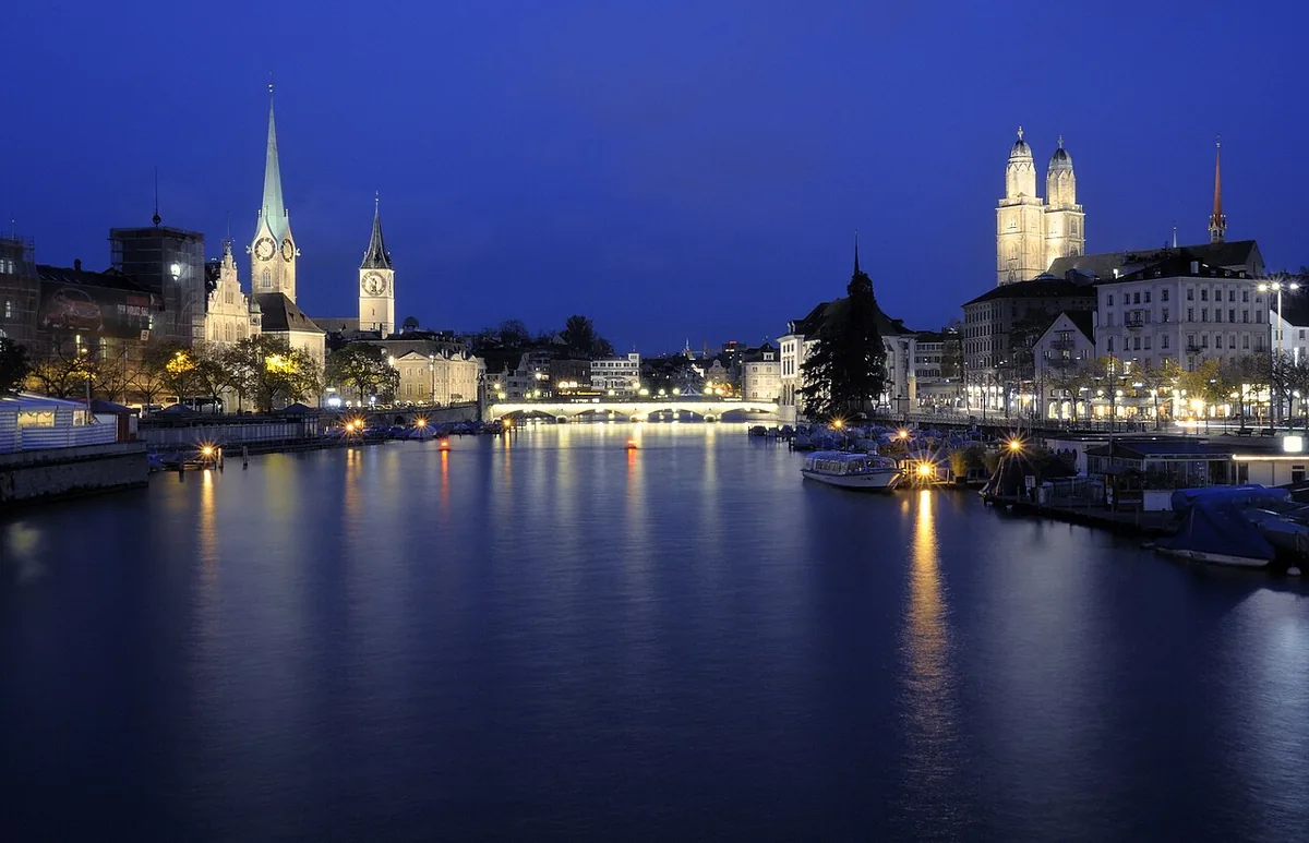 Vue de Zurich au bord de la Limmat, plus grande ville et centre économique de la Suisse