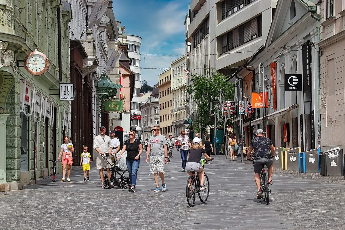 Zone piétonne du centre-ville de Ljubljana avec promenade urbaine et bâtiments historiques