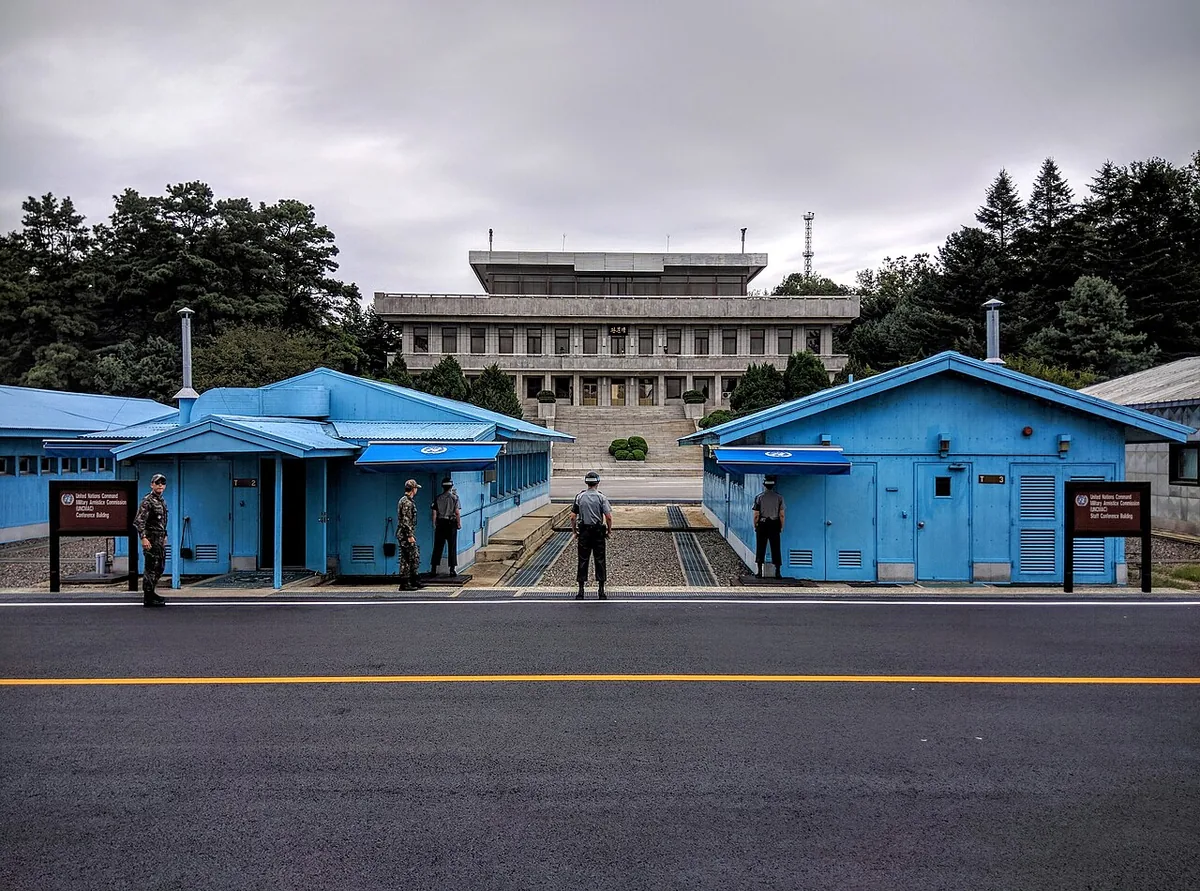 Zone de sécurité conjointe de la DMZ coréenne, bâtiments bleus alignés sur la ligne de démarcation vers la Corée du Nord
